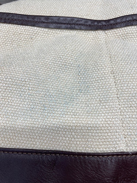 着用していたデニムから摩擦で色移りした生成り生地に焦げ茶の革が使われているサコッシュ染み抜き事例（５，５００円税込）2026.07.09