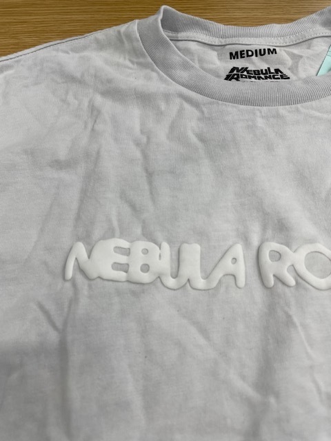 真っ白なプリントＴシャツ全体の色移りがキレイに落ちた染み抜きクリーニング事例(４，９５０円税込)2025.10.04