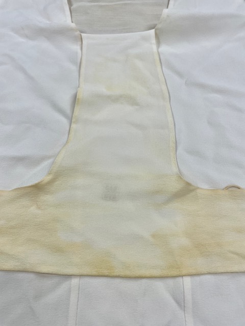 白いジバンシーシルクブラウスの全体的な黄ばみが綺麗になった染み抜きクリーニング事例(８，８００円税込)2026.03.19