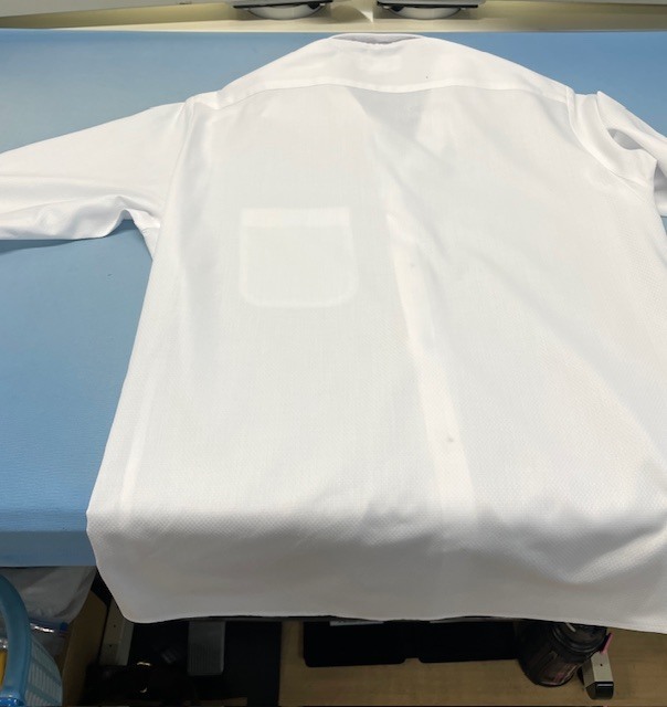 他のクリーニング店からの依頼で全体にインクシミが付いた白いワイシャツの染み抜きクリーニング事例(5,500円税込)2026.03.04