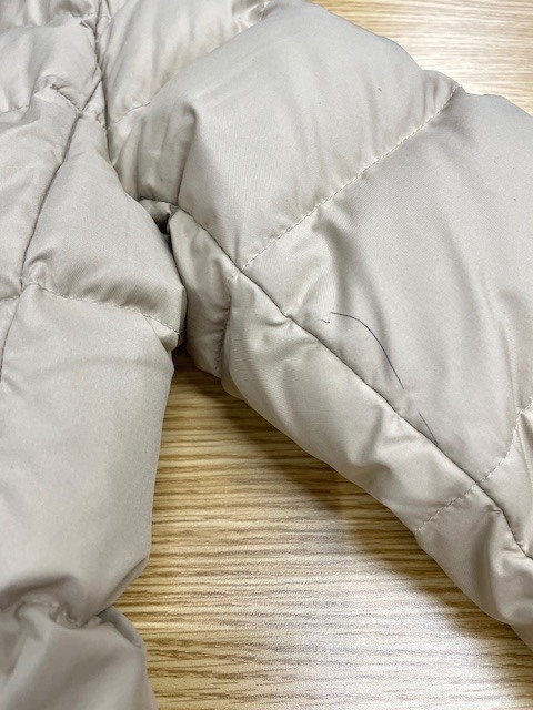 薄ベージュのダウンコート全体に付いたボンドやインクシミがキレイに落ちた染み抜きクリーニング事例（２２，０００円税込）2026.02.06