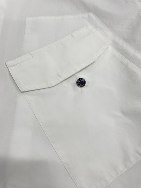 家庭洗濯時に左胸ポケットに付いていた取り外し可能な焦げ茶色の革を外し忘れそこから各所に濃く色滲みしてしまった白いエルメスコットンシャツ染み抜きクリーニング事例(５，５００円税込)2026.05.17