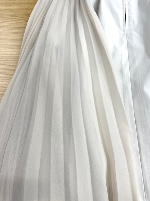 アイボリーのプリーツワンピースに広範囲に付いたヘアカラーシミがキレイに落ちた染み抜きクリーニング事例(１２０００円税込)2025.10.25