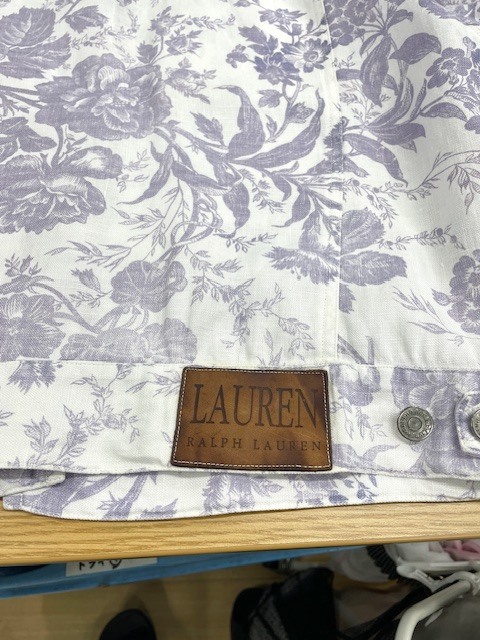 ローレンラルフローレンの白地に紫の花柄があしらわれたデニムジャケットの背面裾の革パッチからの色移りがキレイに落ちた染み抜きクリーニング事例（７，７００円税込、修理代も含む）2026.04.11
