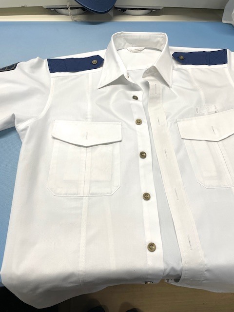 全体にインクシミが付いてしまった仕事用制服シャツの染み抜きクリーニング事例(９，９００円税込)2026.03.14