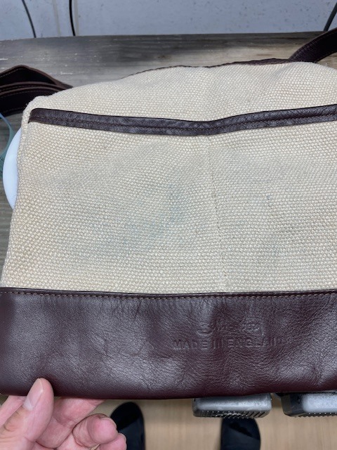 着用していたデニムから摩擦で色移りした生成り生地に焦げ茶の革が使われているサコッシュ染み抜き事例（５，５００円税込）2026.07.09