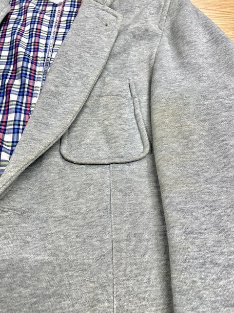 表地が薄グレーで裏地が青いチェックのコムデギャルソンコットンジャケットの全体黄ばみやシミがキレイに落ちた染み抜きクリーニング事例(６，６００円税込）