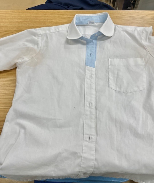 制汗剤と脇汗の影響で脇がくすんだ赤っぽい色に変わってしまった学生服白シャツの染み抜きクリーニング事例(３，９６０円税込)2026.04.17