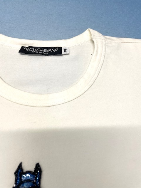 バッドマンのビーズ刺繍が特徴的な白いドルチェ＆ガッバーナコットンＴシャツの全体黄ばみやシミがキレイに落ちた染み抜きクリーニング事例（５，５００円税込）2026.02.13