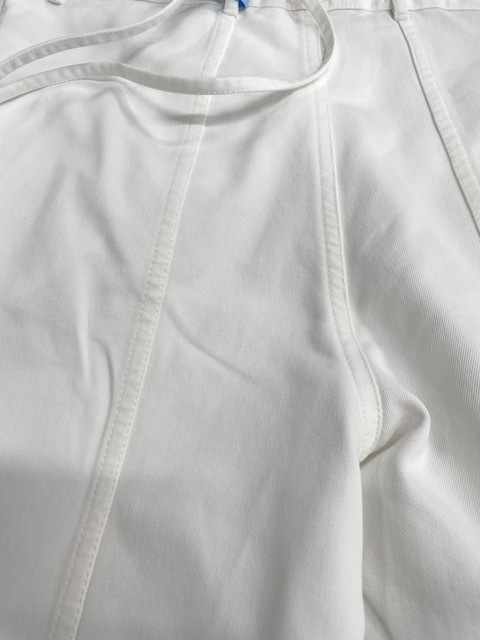 白いヴィンテージシャネルパンツのコーヒーシミや黄バミがキレイに落ちた染み抜きクリーニング事例８，８００円税込）2025.08.09