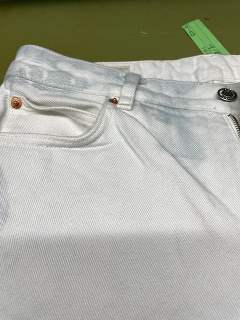 全体に濃く青い色が洗濯によって移ってしまった白いホワイトデニムパンツがキレイになった染み抜きクリーニング事例(６，６００円税込)2026.01.09