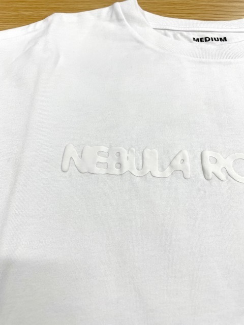 真っ白なプリントＴシャツ全体の色移りがキレイに落ちた染み抜きクリーニング事例(４，９５０円税込)2025.10.04
