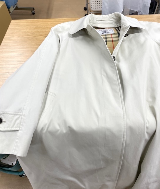 アイボリーバーバリートレンチコートの全体黄ばみやカビシミがキレイに落ちた染み抜きクリーニング事例(２２，０００円税込）2025.10.29