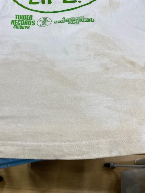 音楽フェスで購入した白いサイン入りTシャツの泥汚れが目立たなくなった染み抜きクリーニング事例(7,700円税込)2025.11.28