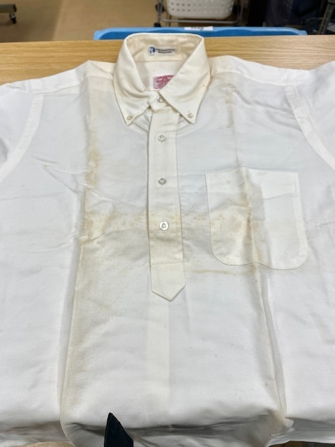 仕舞いっぱなしになっていた白いコットンボタンダウンシャツの全体黄ばみやカビシミがキレイに落ちた染み抜きクリーニング事例（５，５００円税込）2025.10.10