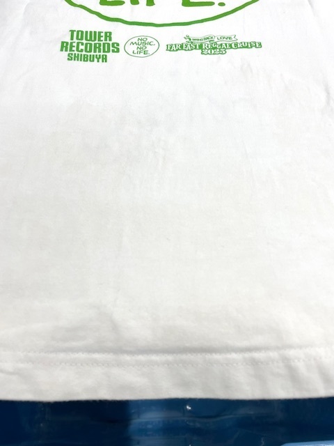 音楽フェスで購入した白いサイン入りTシャツの泥汚れが目立たなくなった染み抜きクリーニング事例(7,700円税込)2025.11.28