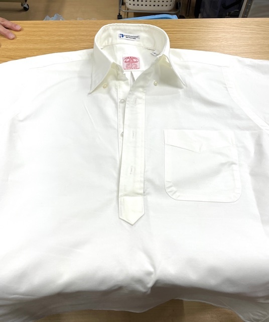 仕舞いっぱなしになっていた白いコットンボタンダウンシャツの全体黄ばみやカビシミがキレイに落ちた染み抜きクリーニング事例（５，５００円税込）2025.10.10