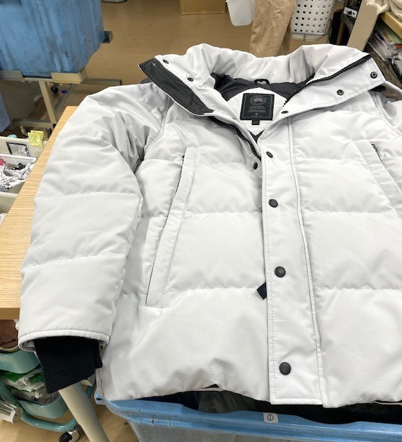 白に近い薄グレーのカナダグースダウンコート全体に大量についてしまった血液シミがキレイに落ちた染み抜きクリーニング事例（２２，０００円税込）2026.01.30