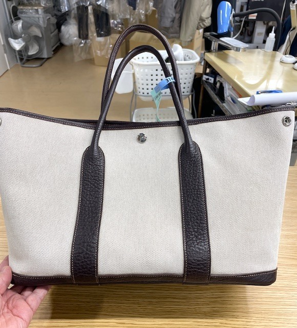 全体の黄ばみやシミが綺麗になったトワルアッシュカラーのエルメスガーデンパーティーの染み抜きクリーニング事例（１９，８００円税込）2026.04.08