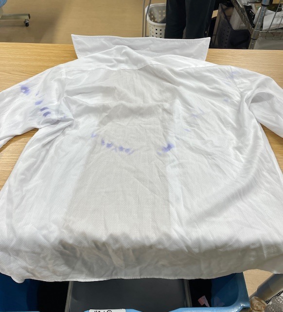 他のクリーニング店からの依頼で全体にインクシミが付いた白いワイシャツの染み抜きクリーニング事例(5,500円税込)2026.03.04