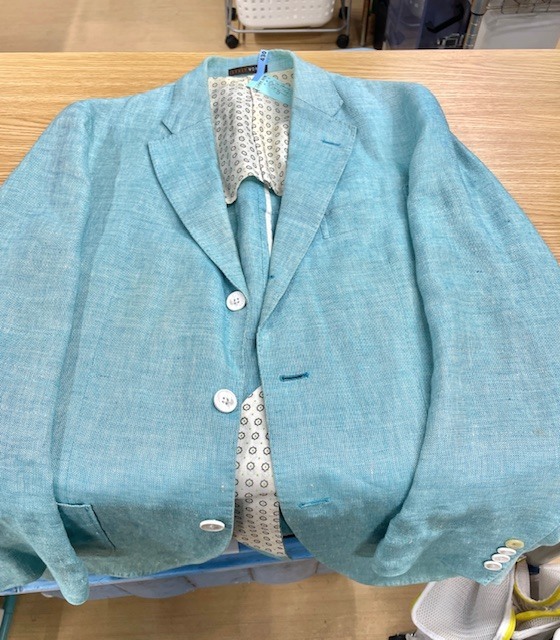 全体的な黄ばみが綺麗になったリネンの薄ブルージャケットの染み抜きクリーニング事例(７，７００円税込)2026,03.31