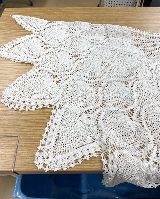 長い間仕舞いっぱなしになっていた手作りの白い綿レーステーブルクロスの全体黄ばみや濃いシミがキレイに落ちた染み抜きクリーニング事例(６，６００円税込)2026.04.15