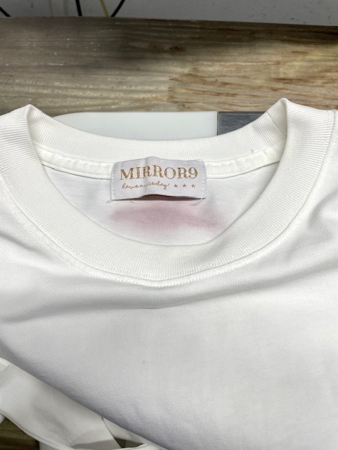 美容師様からのご依頼で施術中にお客様の白いＴシャツに付いてしまった赤いヘアカラーシミがキレイに落ちた染み抜きクリーニング事例(２，５３０円税込)