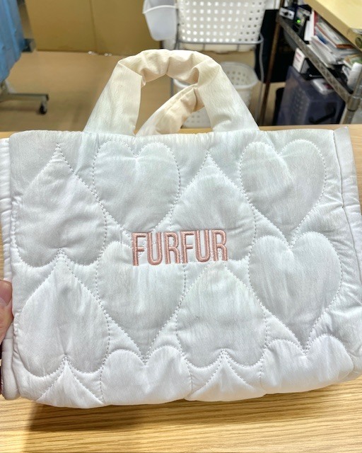 白いFURFURのトートバッグのチョコレートドリンクが飛び散ったシミや全体よごれ・黄ばみがキレイに落ちた染み抜きクリーニング事例(６，６００円税込)