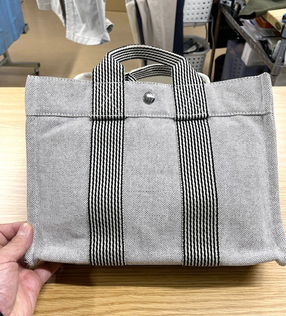 トワルアッシュ生地エトゥープカラーのエルメスフールトゥーのシミや全体くすみが綺麗になった染み抜きクリーニング事例（１６，５００．税込）2026.04.25