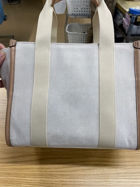 ケイトスペードのアイボリートートバッグに付いた衣類からの茶色い色移りがキレイに落ちた染み抜きクリーニング事例(１３，２００円税込)2025.11.27