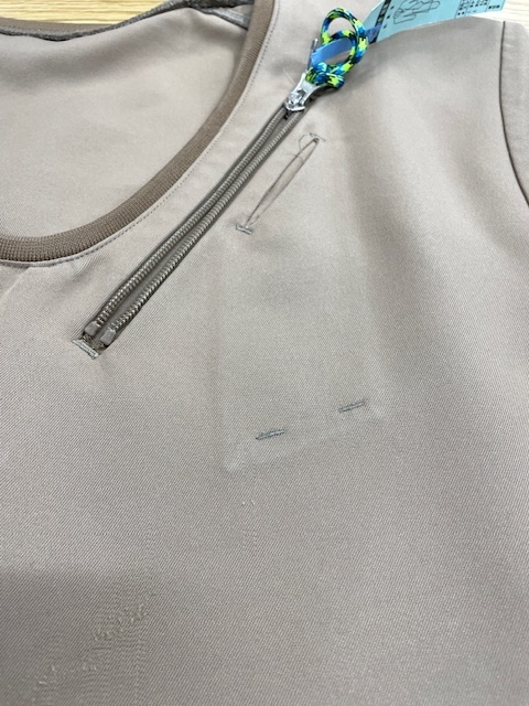 ケーシーを洗濯した際ポケットにボールペンを入れたままにしてしまい広範囲に付いたインクシミがキレイに落ちた染み抜きクリーニング事例(５，５００円税込)2025.09.27