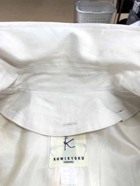 組曲の真っ白なコットンコートの全体黄ばみやシミがキレイに落ちた染み抜きクリーニング事例（２４，２００円税込）2025.12.27