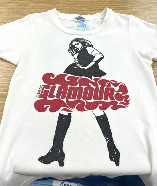 全体の黄色い色移りが綺麗に落ちた白地に女性のプリントが特徴的なヒステリックグラマーTシャツの染み抜きクリーニング事例(5,500円税込）2026.10.23