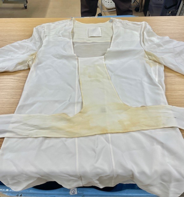 白いジバンシーシルクブラウスの全体的な黄ばみが綺麗になった染み抜きクリーニング事例(８，８００円税込)2026.03.19