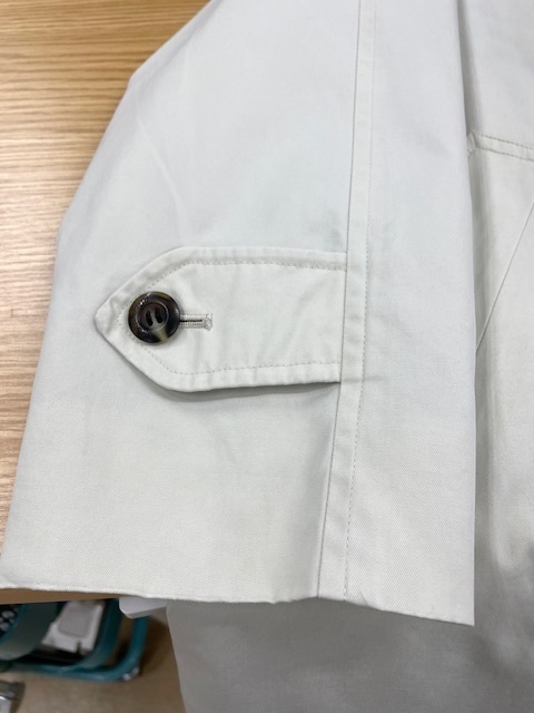 アイボリーバーバリートレンチコートの全体黄ばみやカビシミがキレイに落ちた染み抜きクリーニング事例(２２，０００円税込）2025.10.29