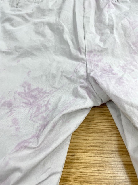薄グレーのコットンパンツ全体に赤～赤紫色の色移り！斑状に広がった染みを綺麗に落とした染み抜きクリーニング事例(６，６００円税込）2026.09.02