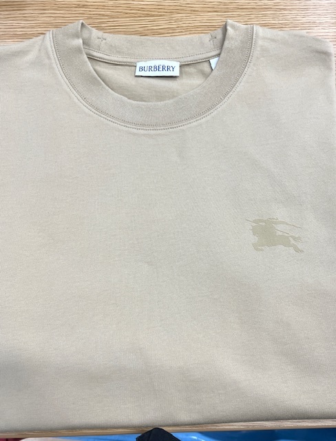 バーバリーベージュTシャツについた木の実のシミがキレイに落ちた染み抜きクリーニング事例(2,530円税込)