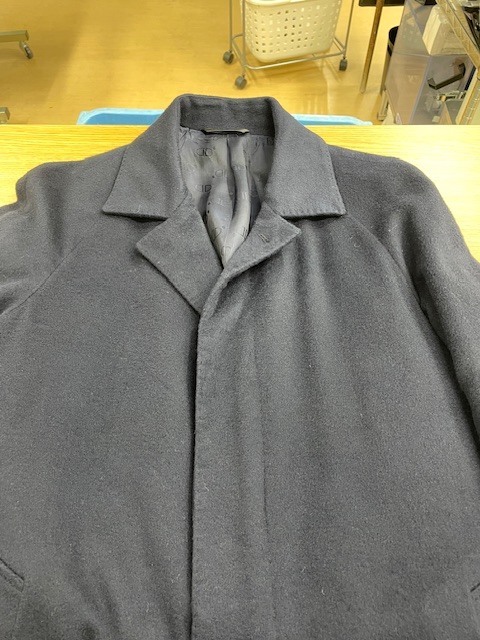 首周りから肩にかけて裏地にも大量の血液シミが付いているディオールのネイビーカシミヤコートの染み抜きクリーニング事例(１６，５００円税込)2026.02.27
