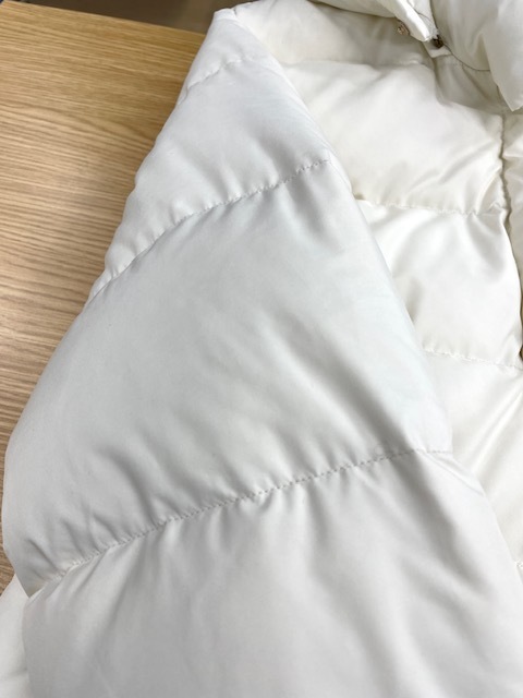 全体的な黄ばみやシミが綺麗になった白いダウンジャケットの染み抜きクリーニング事例(１９，８００円税込)2026,03.17