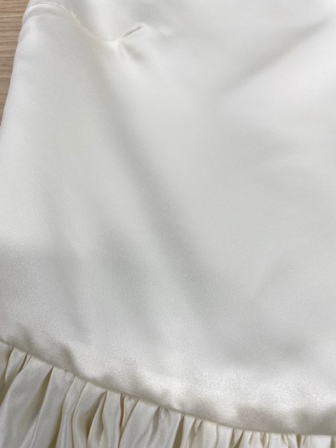白いポリエステル素材のドレス全体に出ていたカビシミがキレイに落ちた染み抜きクリーニング事例(２２，０００円税込)2026.07.23