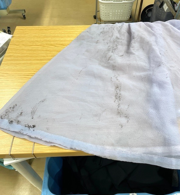 薄紫シフォンワンピースに大量に飛び散った墨汁シミがキレイに落ちた染み抜きクリーニング事例(１３，２００円税込)2026.08.21
