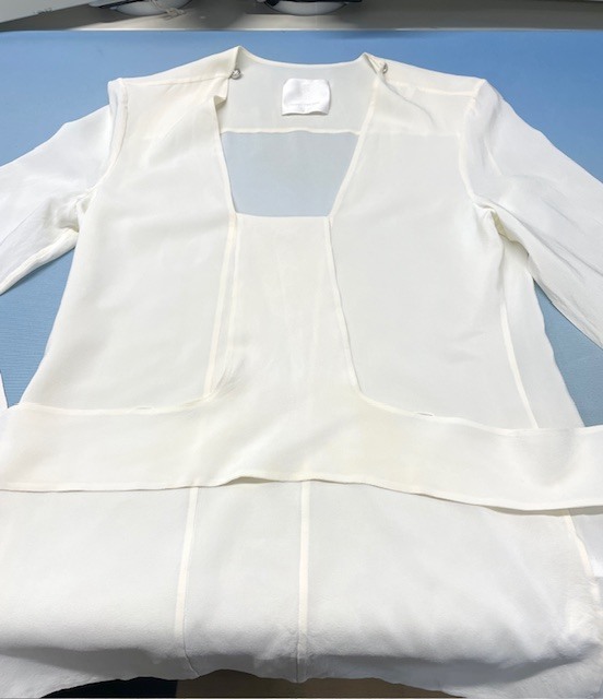 白いジバンシーシルクブラウスの全体的な黄ばみが綺麗になった染み抜きクリーニング事例(８，８００円税込)2026.03.19