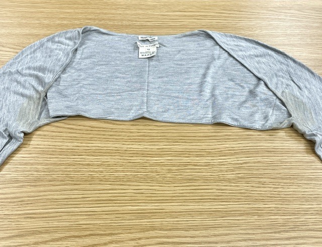 【事例紹介】脇などの汗による黄ばみが綺麗になったエルメスシルクグレーニットの染み抜きクリーニング事例(３，９６０円)2026.10.07
