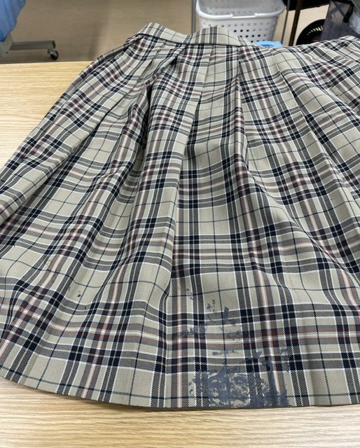絵の具のシミが広範囲に付いたベージュチェック柄学生服スカートの染み抜きクリーニング事例(６，６００円税込)2026.09.30