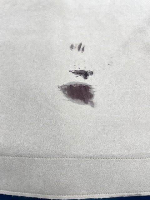アイボリーのポリエステルベストに付いた濃いヘアカラーがキレイに落ちた染み抜きクリーニング事例（４，４００円税込）2025.12.06