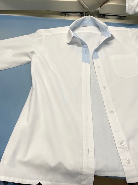 制汗剤と脇汗の影響で脇がくすんだ赤っぽい色に変わってしまった学生服白シャツの染み抜きクリーニング事例(３，９６０円税込)2026.04.17