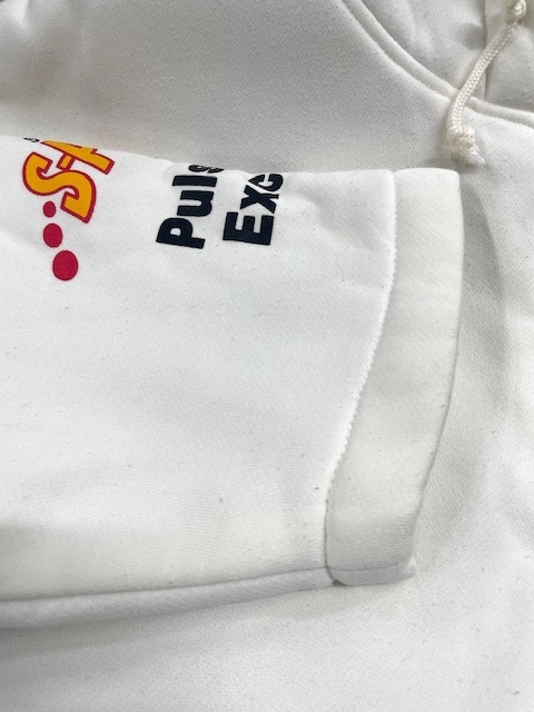 白いJリーグのオフィシャルスウェットコート全体のカビシミや体黄ばみがキレイに落ちた染み抜きクリーニング事例(８，８００円税込み）2025.11.22