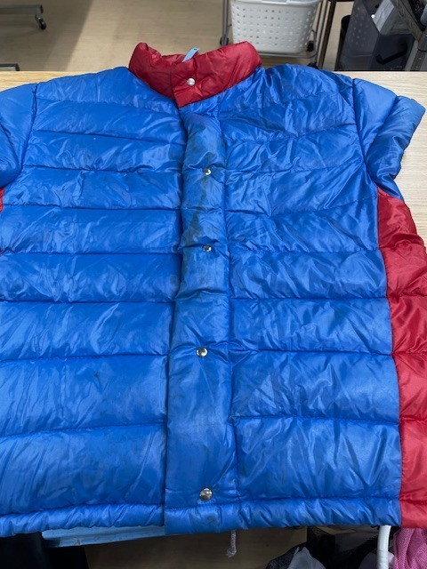 コーヒーのシミや全体に汚れがキレイに落ちた青いヴィンテージのモンクレールダウンベストの染み抜きクリーニング事例（６，６００円税込）2026.02.17