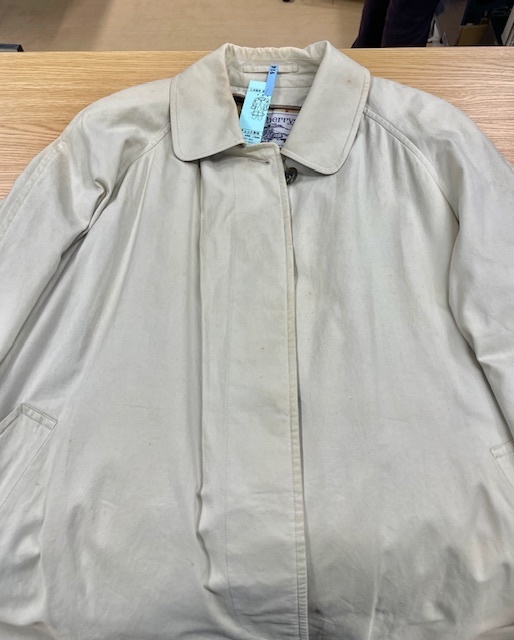 アイボリーバーバリートレンチコートの全体黄ばみやカビシミがキレイに落ちた染み抜きクリーニング事例(２２，０００円税込）2025.10.29