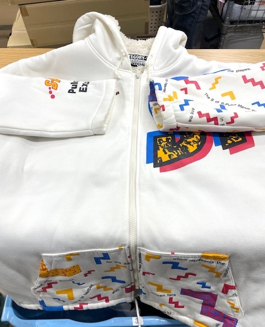 白いJリーグのオフィシャルスウェットコート全体のカビシミや体黄ばみがキレイに落ちた染み抜きクリーニング事例(８，８００円税込み）2025.11.22